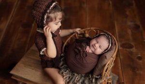 Lee más sobre el artículo Capturando la magia entre hermanos: Sesiones de fotos de recién nacidos con hermanos mayores