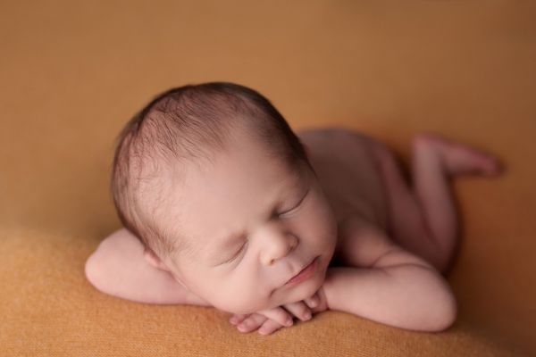 sesión de fotos recién nacido pose de bebé natural